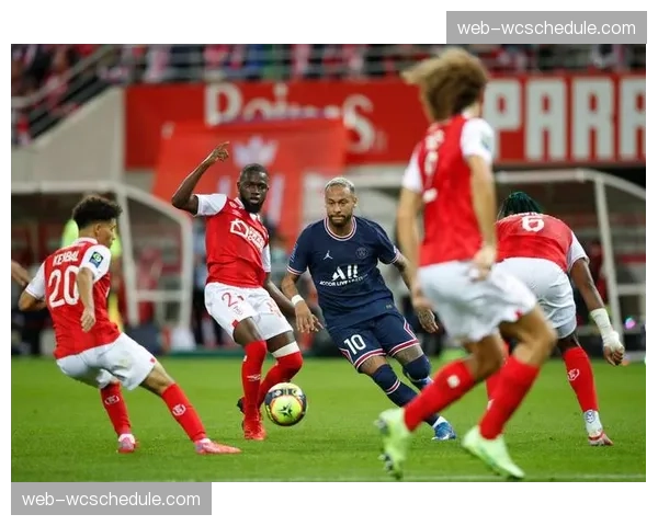 争议瞬间，兰斯球员倒地裁判未予表示，引发主场球迷不满