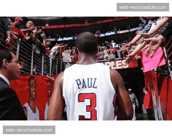 特写:赛后更衣室,克里斯-保罗向年轻队友讲解如何在挡拆中更高效地处理球 特写:赛后更衣室,克里斯-保罗向年轻队友讲解如何在挡拆中更高效地处理球